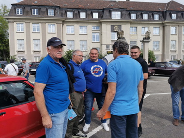 Sch�n das man langj�hrige Freunde wieder trifft.
It�s lovely to meet up with old friends again.
C'est agr�able de retrouver des amis de longue date.
